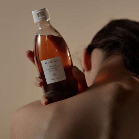 Bucură-te de un ritual de baie relaxant cu Aromatica Body Wash cu neroli și patchouli, perfect pentru piele uscată și stresată. Curățare blândă cu ingrediente botanice.